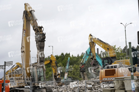 Abriss der kaputten Wuhlheide-Brücke in Berlin