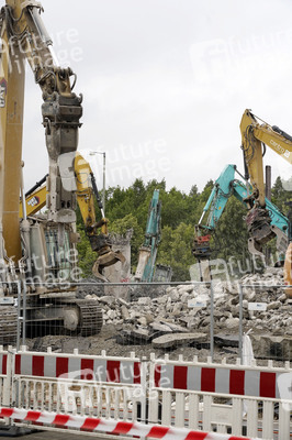Abriss der kaputten Wuhlheide-Brücke in Berlin