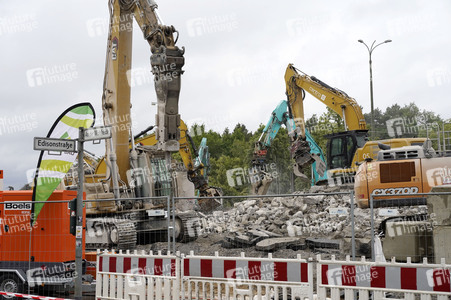Abriss der kaputten Wuhlheide-Brücke in Berlin