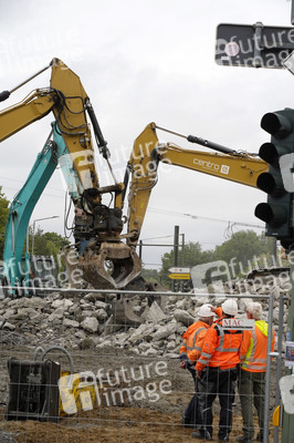 Abriss der kaputten Wuhlheide-Brücke in Berlin