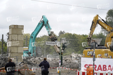 Abriss der kaputten Wuhlheide-Brücke in Berlin