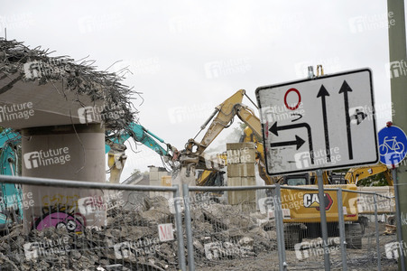 Abriss der kaputten Wuhlheide-Brücke in Berlin