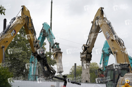 Abriss der kaputten Wuhlheide-Brücke in Berlin