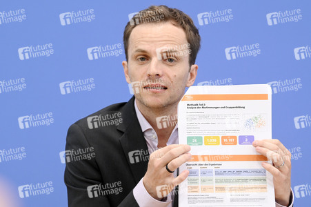 Bundespressekonferenz 'Ergebnisse zur Bürgerdebatte gerechte Steuern und Finanzen' in Berlin