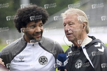 Benefiz-Fußballspiel 'Kicken mit Stars' in Hannover