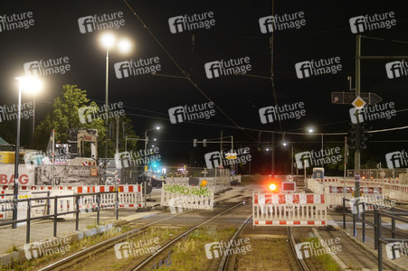 Wiederaufnahme des Straßenbahnverkehrs nach Abriss der kaputten Wuhlheide-Brücke in Berlin
