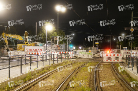 Wiederaufnahme des Straßenbahnverkehrs nach Abriss der kaputten Wuhlheide-Brücke in Berlin