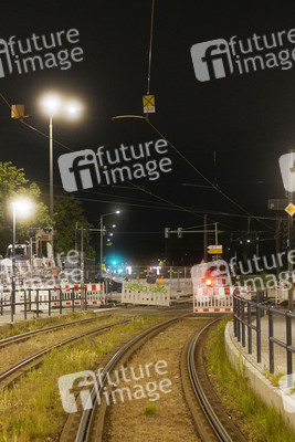 Wiederaufnahme des Straßenbahnverkehrs nach Abriss der kaputten Wuhlheide-Brücke in Berlin