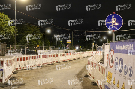 Wiederaufnahme des Straßenbahnverkehrs nach Abriss der kaputten Wuhlheide-Brücke in Berlin
