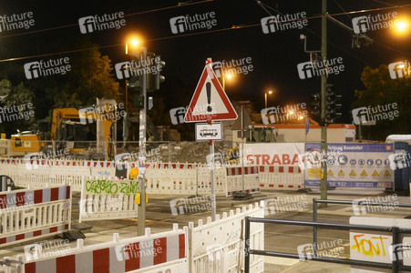 Wiederaufnahme des Straßenbahnverkehrs nach Abriss der kaputten Wuhlheide-Brücke in Berlin