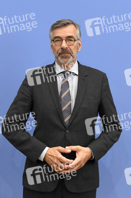 Bundespressekonferenz Friedensgutachten 2025 in Berlin