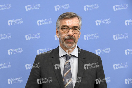 Bundespressekonferenz Friedensgutachten 2025 in Berlin