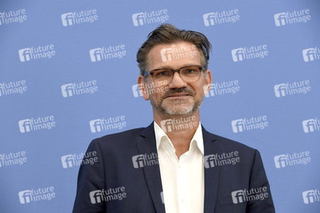 Bundespressekonferenz Friedensgutachten 2025 in Berlin
