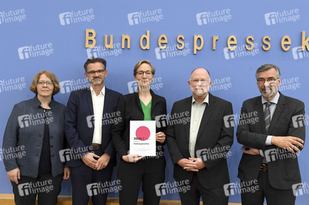 Bundespressekonferenz Friedensgutachten 2025 in Berlin