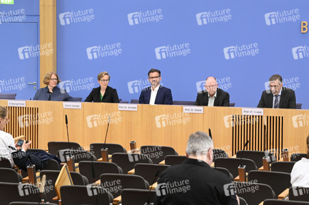 Bundespressekonferenz Friedensgutachten 2025 in Berlin