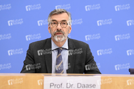 Bundespressekonferenz Friedensgutachten 2025 in Berlin