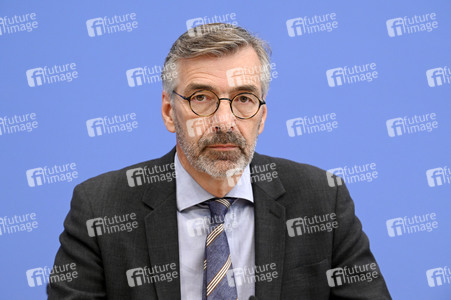 Bundespressekonferenz Friedensgutachten 2025 in Berlin