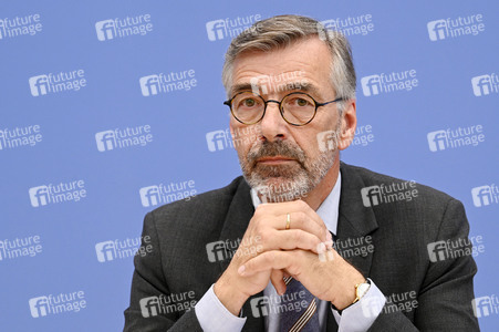 Bundespressekonferenz Friedensgutachten 2025 in Berlin