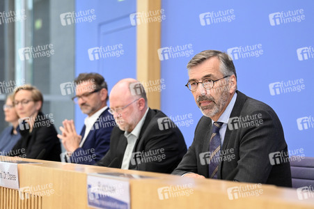 Bundespressekonferenz Friedensgutachten 2025 in Berlin