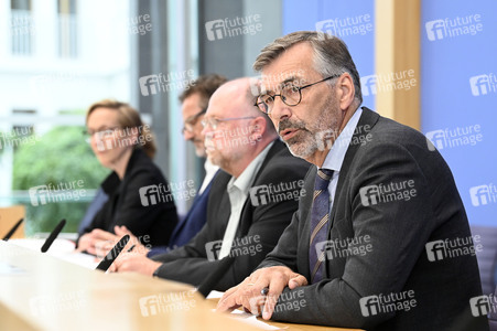 Bundespressekonferenz Friedensgutachten 2025 in Berlin