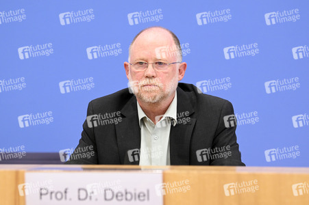 Bundespressekonferenz Friedensgutachten 2025 in Berlin