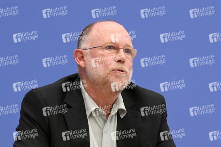 Bundespressekonferenz Friedensgutachten 2025 in Berlin