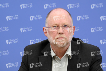 Bundespressekonferenz Friedensgutachten 2025 in Berlin