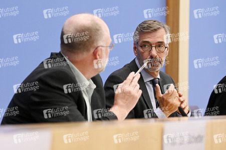 Bundespressekonferenz Friedensgutachten 2025 in Berlin