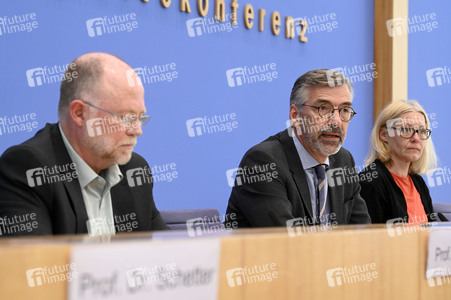 Bundespressekonferenz Friedensgutachten 2025 in Berlin