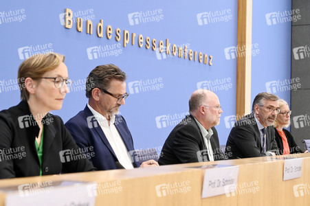 Bundespressekonferenz Friedensgutachten 2025 in Berlin