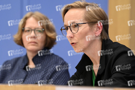 Bundespressekonferenz Friedensgutachten 2025 in Berlin