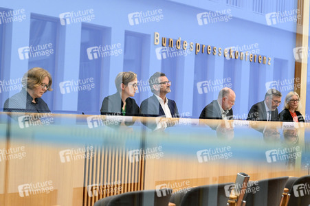 Bundespressekonferenz Friedensgutachten 2025 in Berlin