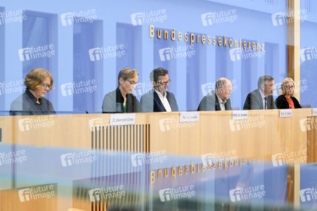 Bundespressekonferenz Friedensgutachten 2025 in Berlin