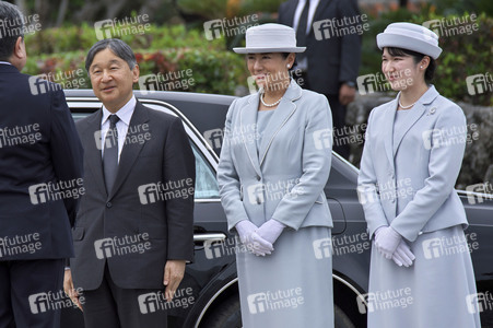 Japans kaiserliche Familie besucht den Nationalfriedhof in Itoman