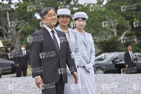 Japans kaiserliche Familie besucht den Nationalfriedhof in Itoman