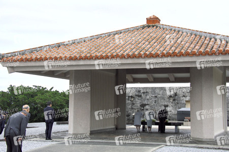 Japans kaiserliche Familie besucht den Nationalfriedhof in Itoman