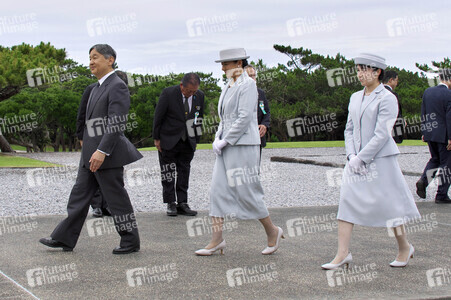 Japans kaiserliche Familie besucht den Nationalfriedhof in Itoman