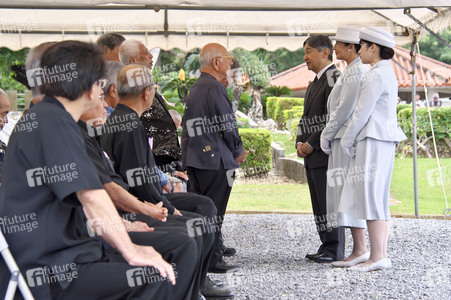 Japans kaiserliche Familie besucht den Nationalfriedhof in Itoman