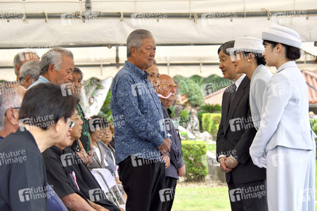 Japans kaiserliche Familie besucht den Nationalfriedhof in Itoman