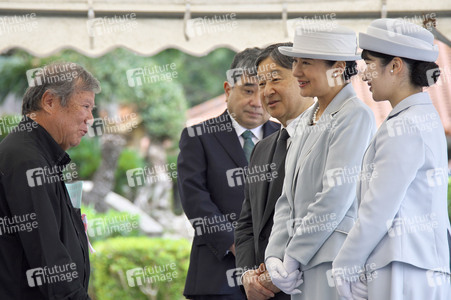 Japans kaiserliche Familie besucht den Nationalfriedhof in Itoman