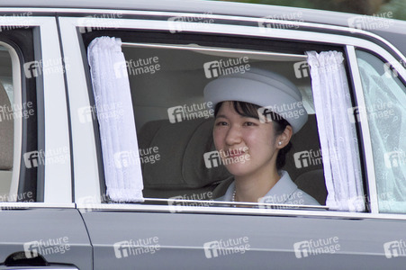 Japans kaiserliche Familie besucht den Nationalfriedhof in Itoman