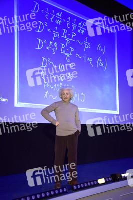 Fototermin mit der Wachsfigur von Albert Einstein in Berlin