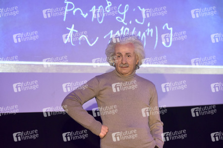 Fototermin mit der Wachsfigur von Albert Einstein in Berlin