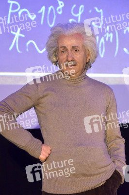 Fototermin mit der Wachsfigur von Albert Einstein in Berlin
