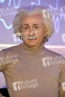 Fototermin mit der Wachsfigur von Albert Einstein in Berlin