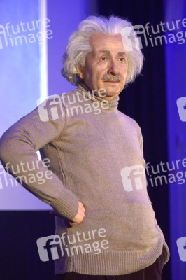 Fototermin mit der Wachsfigur von Albert Einstein in Berlin