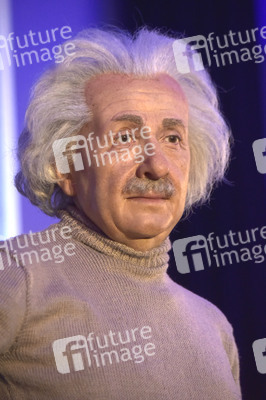 Fototermin mit der Wachsfigur von Albert Einstein in Berlin