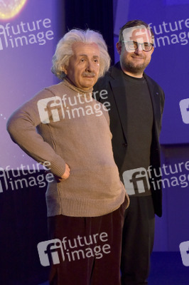 Fototermin mit der Wachsfigur von Albert Einstein in Berlin