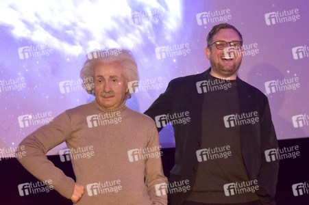 Fototermin mit der Wachsfigur von Albert Einstein in Berlin