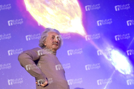 Fototermin mit der Wachsfigur von Albert Einstein in Berlin